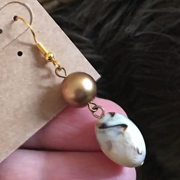 Elegant matte gold & marble bead dangle earrings - Picture 3 of 4